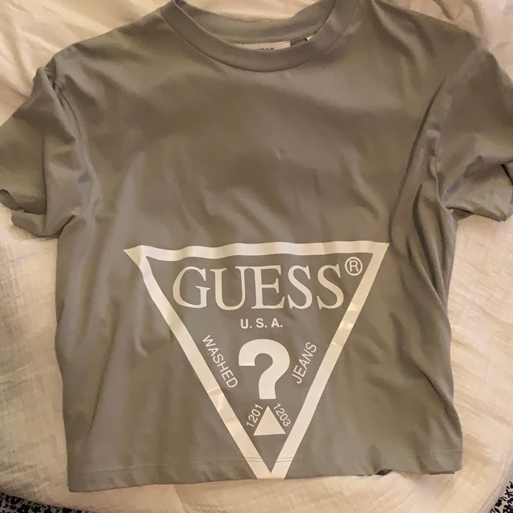 Womens cropped guess t-shirt.